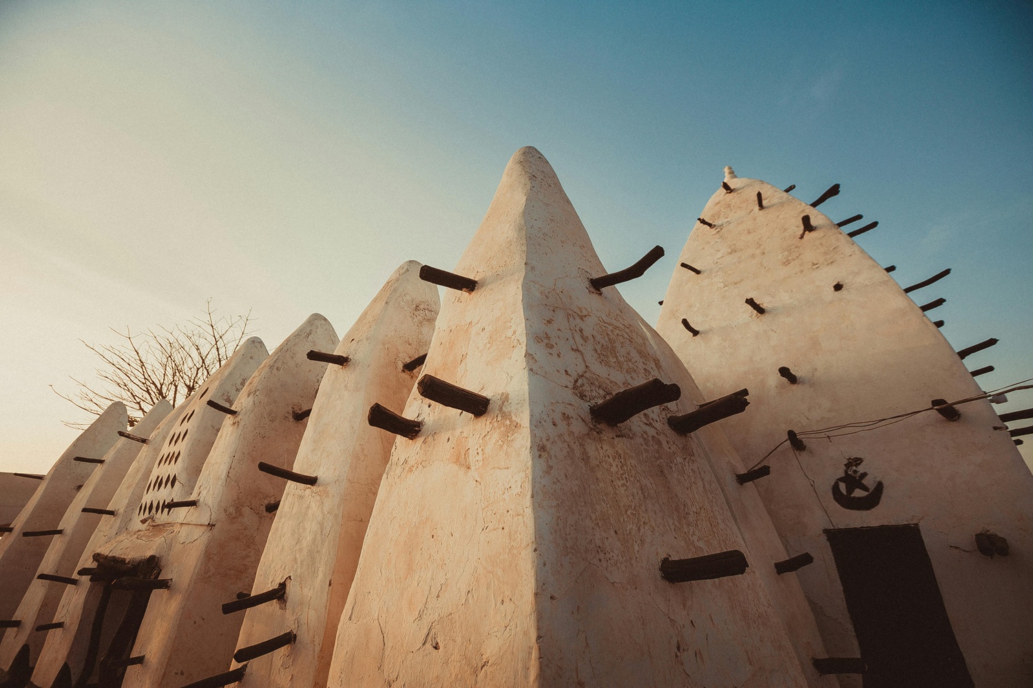 pexels kwakugriffn 14529326 the larabanga ancient mosque in ghana 1500x999