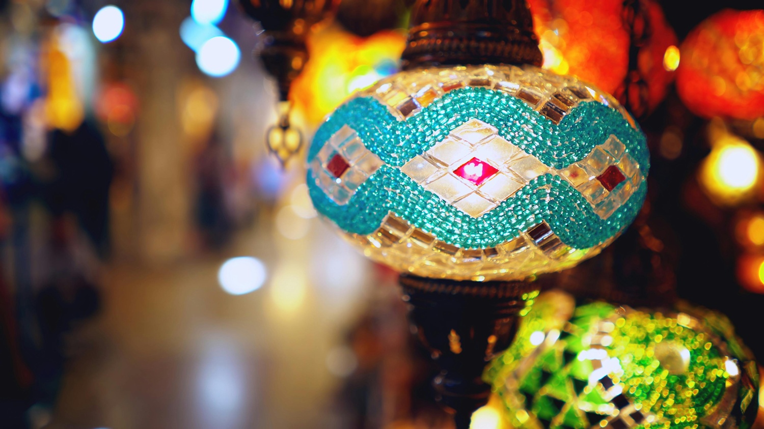 Adventures vibrant turkish lanterns hanging in istanbul's grand bazaar, showcasing traditional craftsmanship Стамбул, Стамбул, Турция 1500x843 pexels silverkblack 23225208